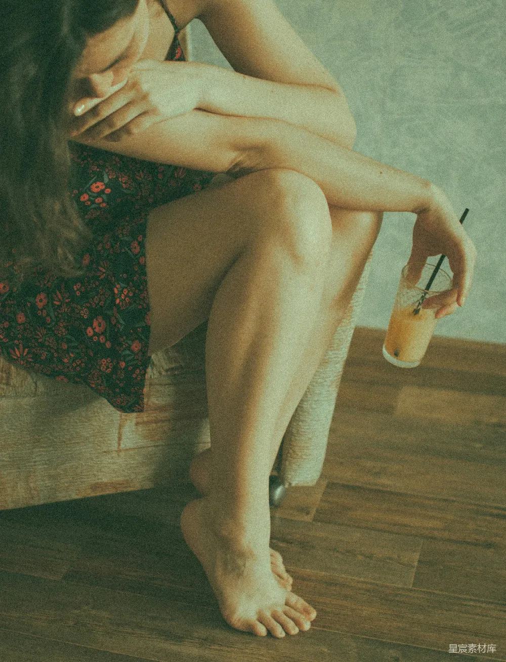 高清摄影 女孩 休闲 饮品 木质地板 宁静 午后时光的悠闲时光