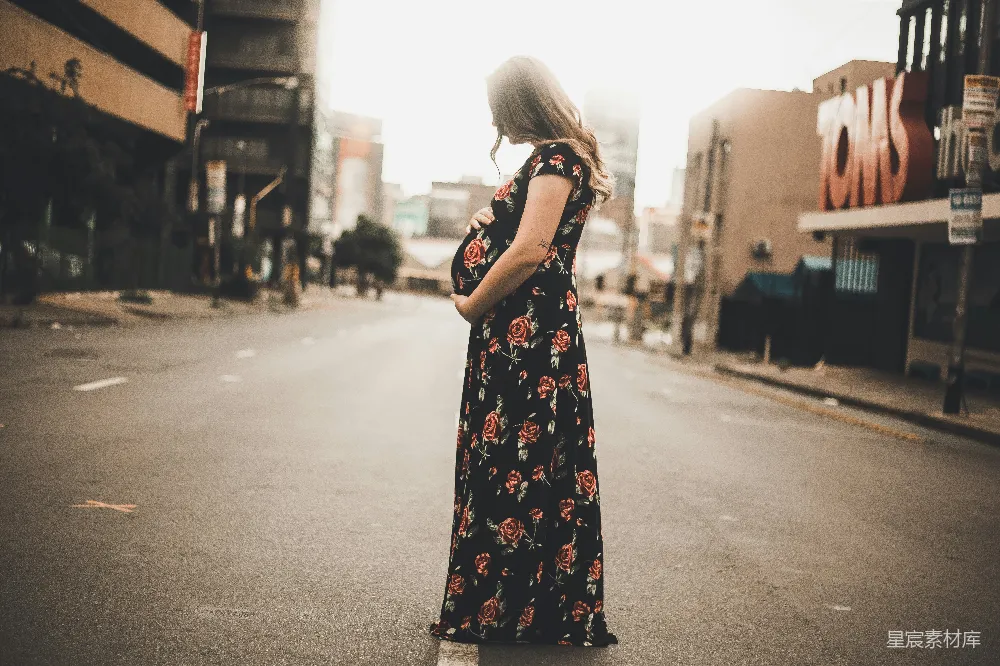 高清摄影 怀胎女性 城市街景 复古色调 情感表达 生活瞬间 都市中的怀胎女性