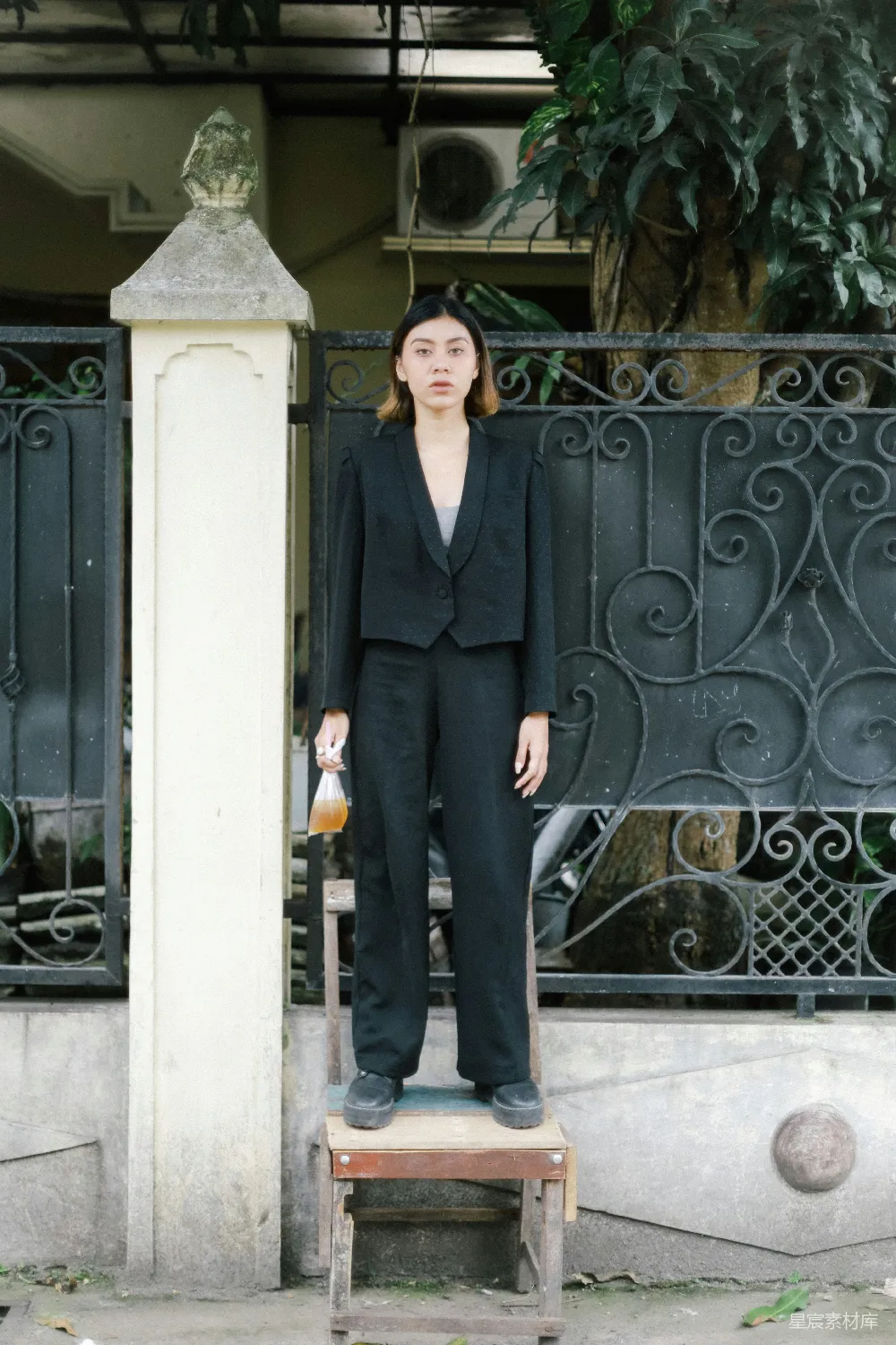 高清摄影 户外摄影 复古铁艺 黑色西装 时尚穿搭 城市生活 户外摄影：黑色西装与复古铁艺