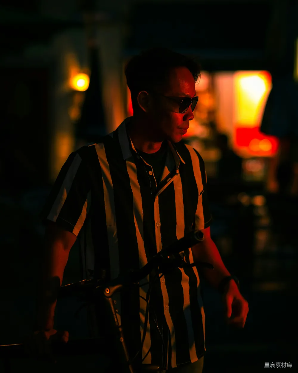 高清摄影 夜晚 自行车 都市生活 光影效果 休闲时光 夜色中的自行车手