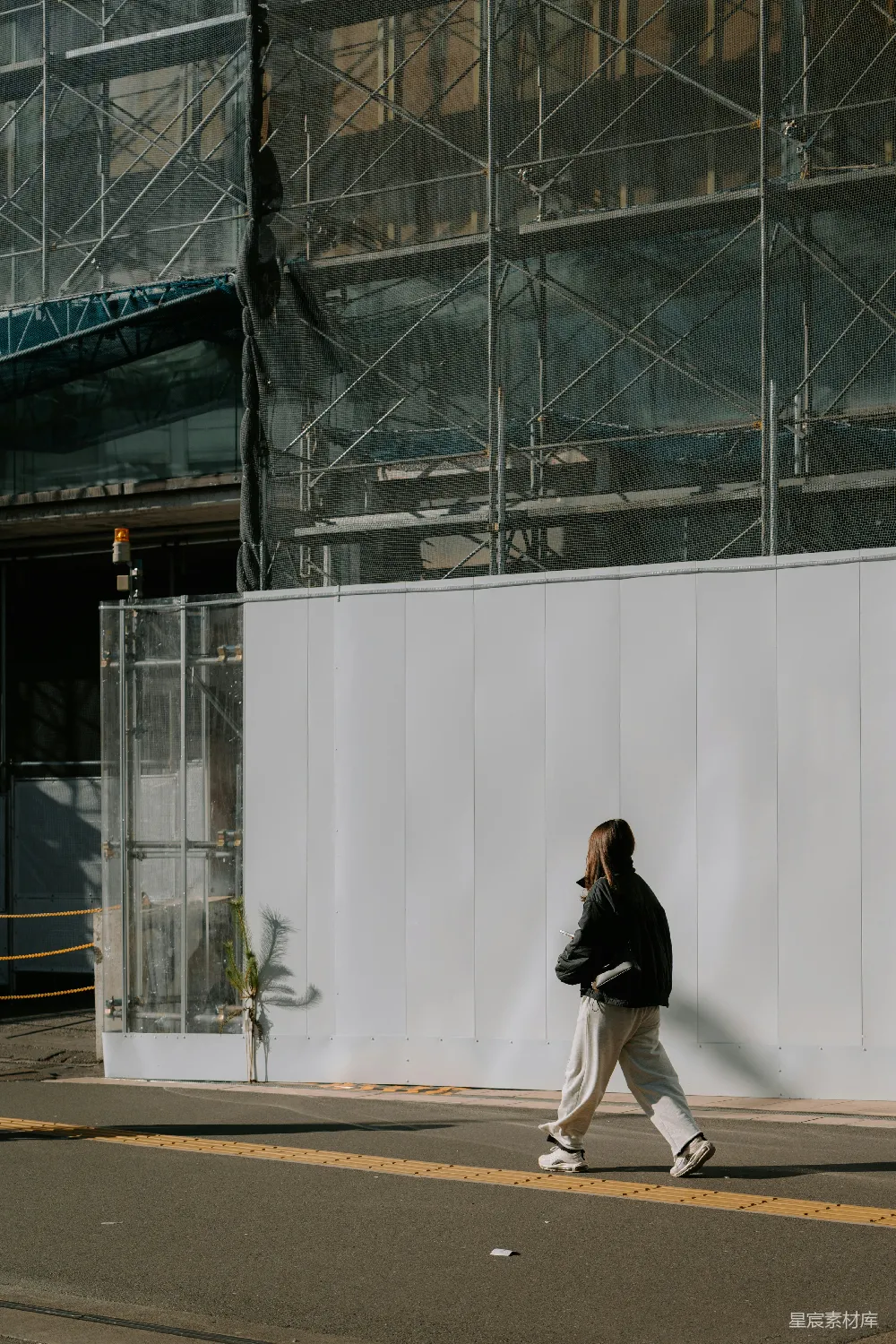 高清摄影 城市 建筑 人行道 现代 日常生活 城市中的孤独散步