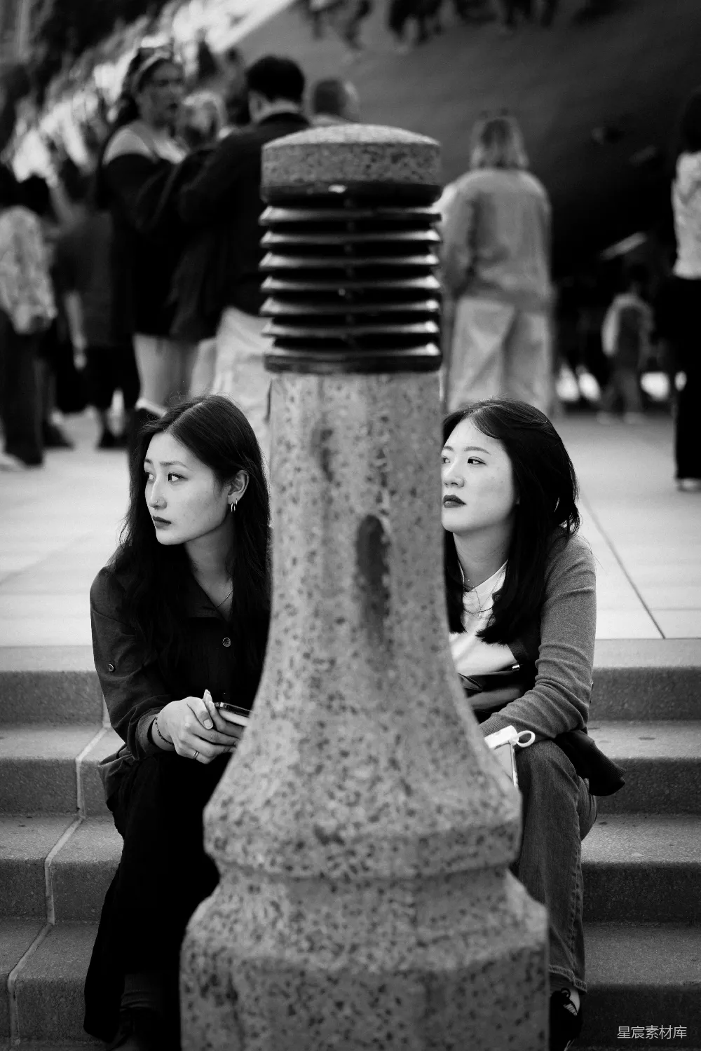 高清摄影 黑白色调 街头摄影 静谧 城市生活 朋友 静谧的角落：城市中的片刻宁静