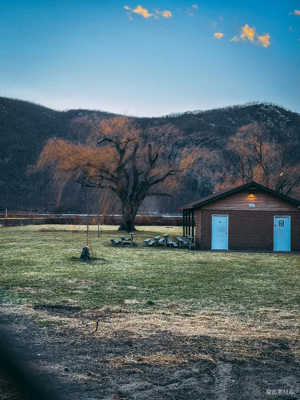 高清摄影 自然风光 乡村景致 秋景 宁静 户外 秋日山间的小屋与孤树