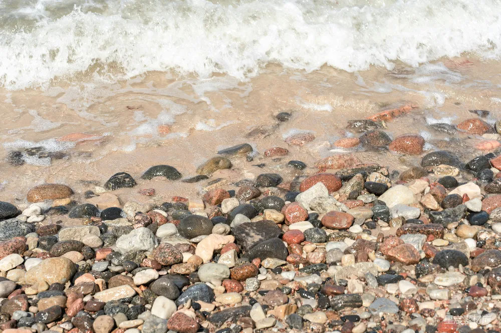 高清摄影 海滩 自然风光 海岸线 鹅卵石 海浪 海浪拍打下的多色鹅卵石
