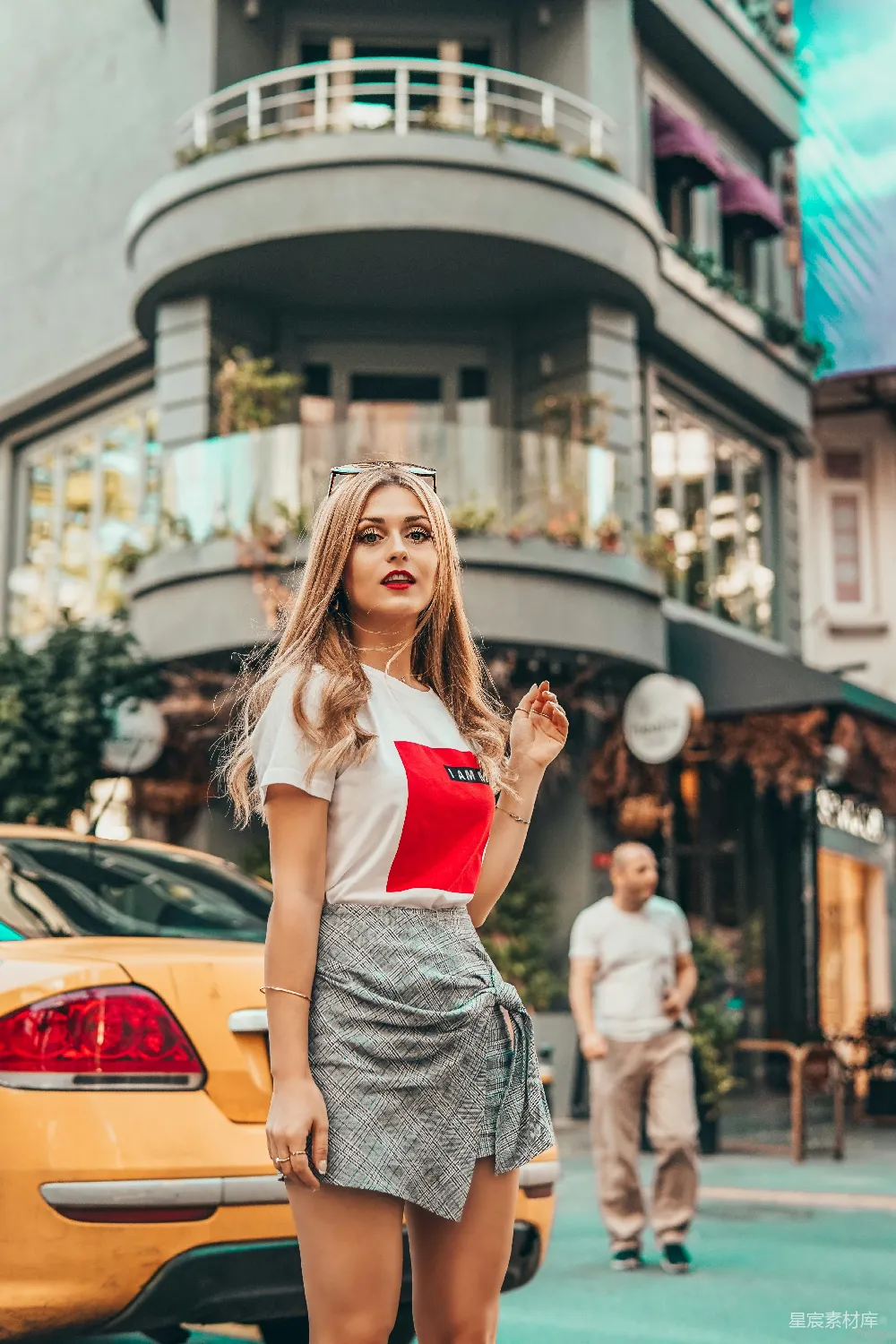 高清摄影 侧重点拍摄的女人站在街边