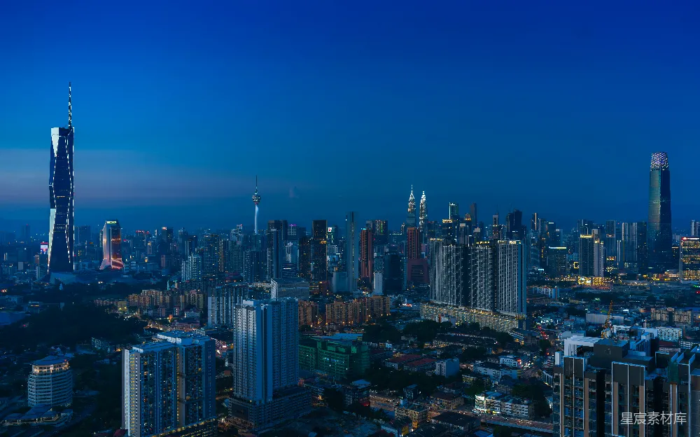这张图片展示了一个城市的夜景，高楼大厦错落有致，灯火辉煌，远处的建筑物在夜色中显得格外引人注目。天空呈现出深邃的蓝色，与城市的灯光形成鲜明对比，给人一种宁静而繁华的感觉。适合用作城市风光、现代化都市、都市夜景等相关主题的背景素材。