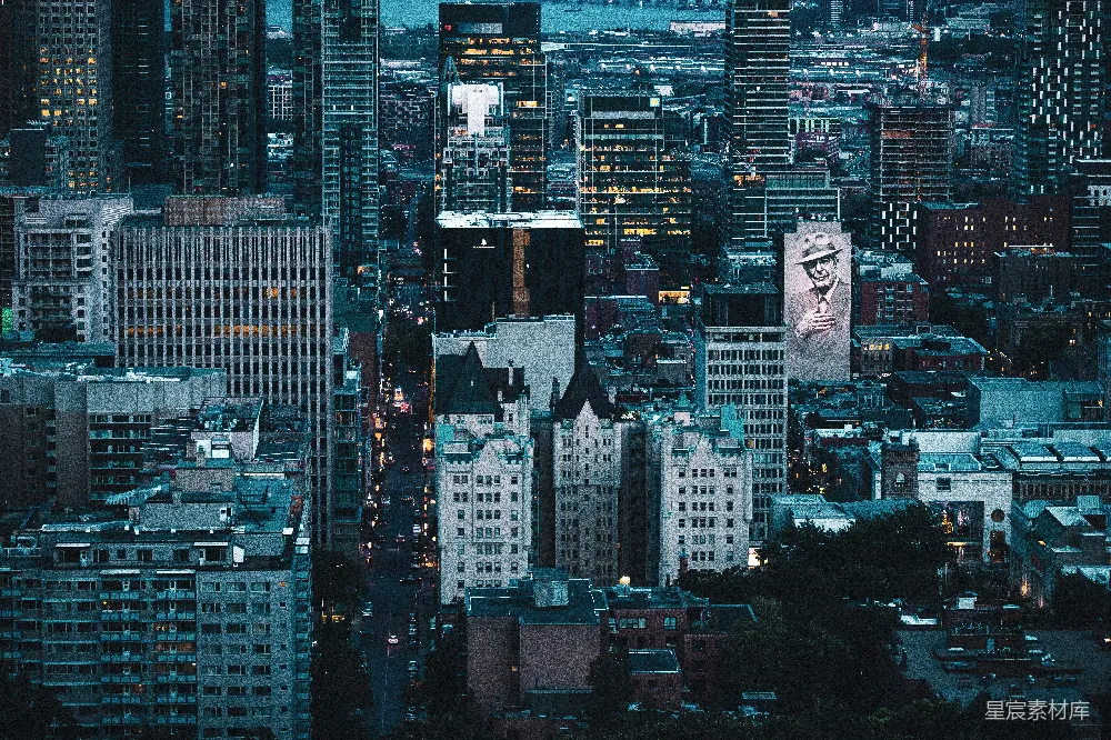 这张图片展示了夜晚的城市天际线，高楼大厦和灯火通明的街道构成一幅繁华的画面。画面中有一张复古风格的海报，上面是一位戴着帽子的人物。整体色调偏冷，充满了都市的现代感和历史的沉淀。适合用作城市夜景、复古风格或旅游宣传的背景图片。