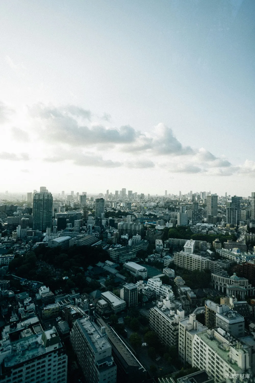 高清摄影 城市 建筑 天际线 都市风光 晴天 都市风景：晴朗天空下的城市全景