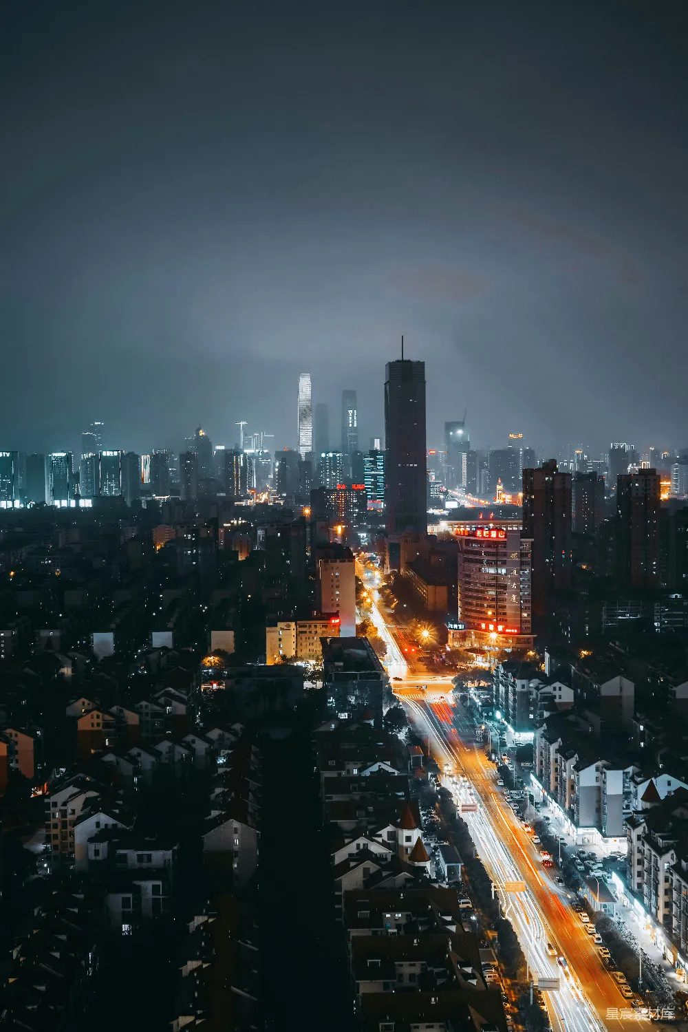 这张图片展示了夜晚的城市景象，高楼大厦在夜色中散发着璀璨的灯光，街道两旁的建筑物错落有致，远处的天际线清晰可见，整幅画面充满了现代都市的活力与魅力。