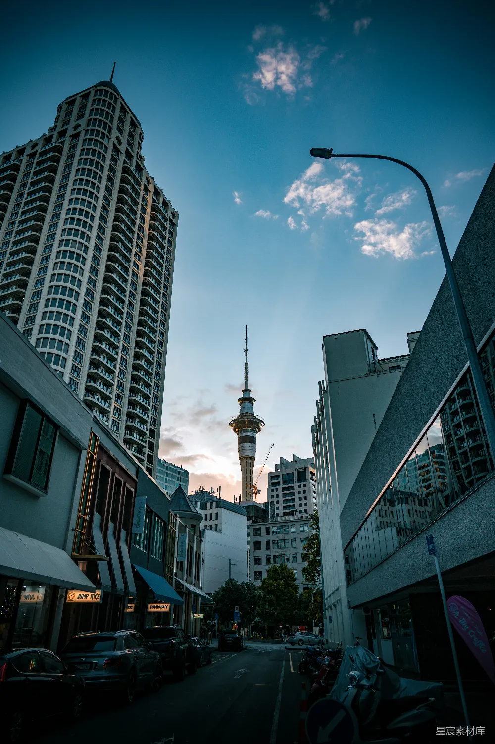 高清摄影 城市风光 建筑 黄昏 现代都市 风景摄影 城市天际线与塔灯的静谧黄昏