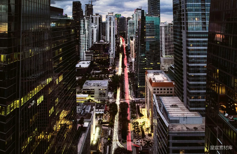 这张图片展示了城市夜景的壮观景象，高楼大厦林立，灯光璀璨，街道上车流如织，形成了一幅繁忙而充满活力的城市夜景。