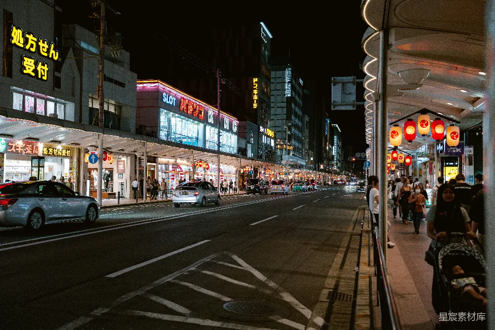 高清摄影 城市夜景 霓虹灯 人行道 交通 休闲 夜晚的繁华商业街