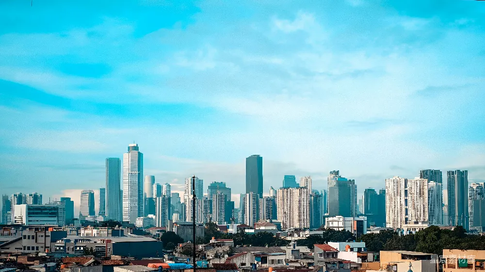 这张图片展示了城市天际线，背景是清澈的蓝天和散布的白云。前景中是各种高楼大厦和低矮住宅楼的混合，展示了城市建筑的多样性。适合用于城市规划、建筑设计或旅游宣传。