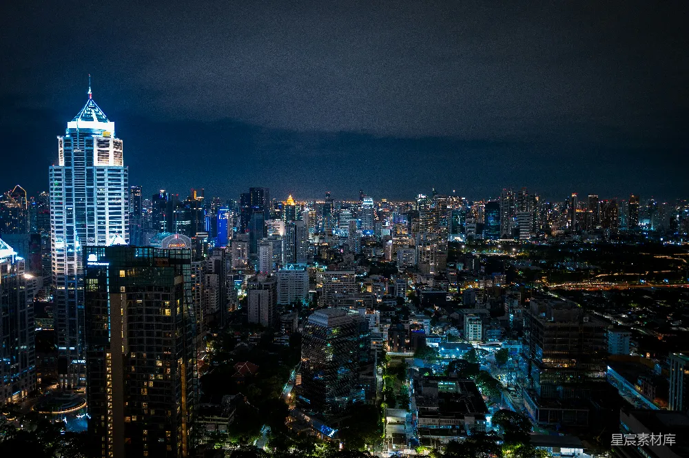 这张图片展示了夜晚的城市天际线，高楼大厦在夜色中灯火辉煌，展现出城市繁华的景象。城市中的建筑物错落有致，灯光点缀其间，营造出一种现代都市的氛围。适合用于城市旅游、城市规划或现代建筑的展示。