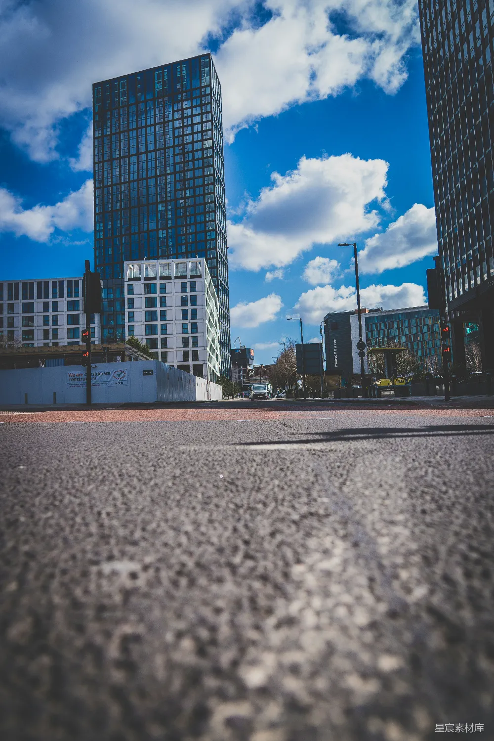 高清摄影 城市 街景 低角度 现代建筑 蓝天白云 城市街景中的低角度视图