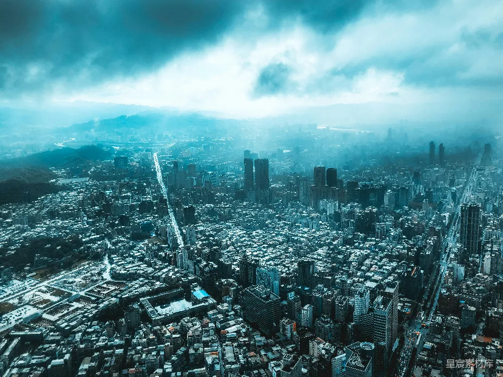 这张图片展示了一个城市在雾气中的俯瞰景象，天空中的薄雾与城市建筑的轮廓交织在一起，给人一种神秘而宁静的感觉。高楼大厦与低矮的住宅区形成了鲜明的对比，远处的山脉若隐若现，增加了画面的层次感。这张图片适合用于城市风光、自然与城市融合的主题。