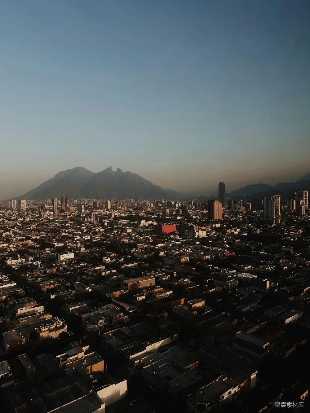 高清摄影 城市 山脉 日出 天空 城市全景 晨曦中的城市与群山