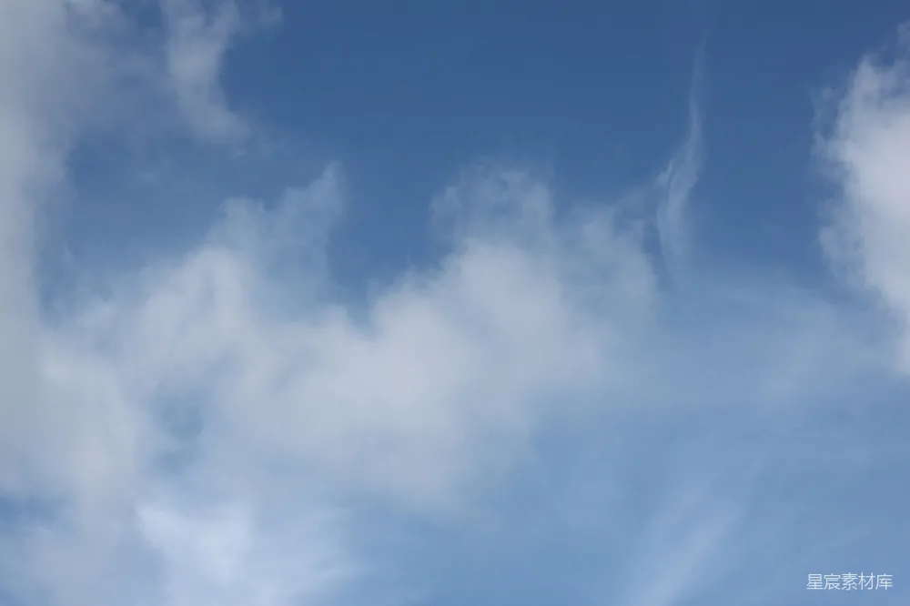 高清摄影 蓝天白云间一只风筝在空中飞翔。