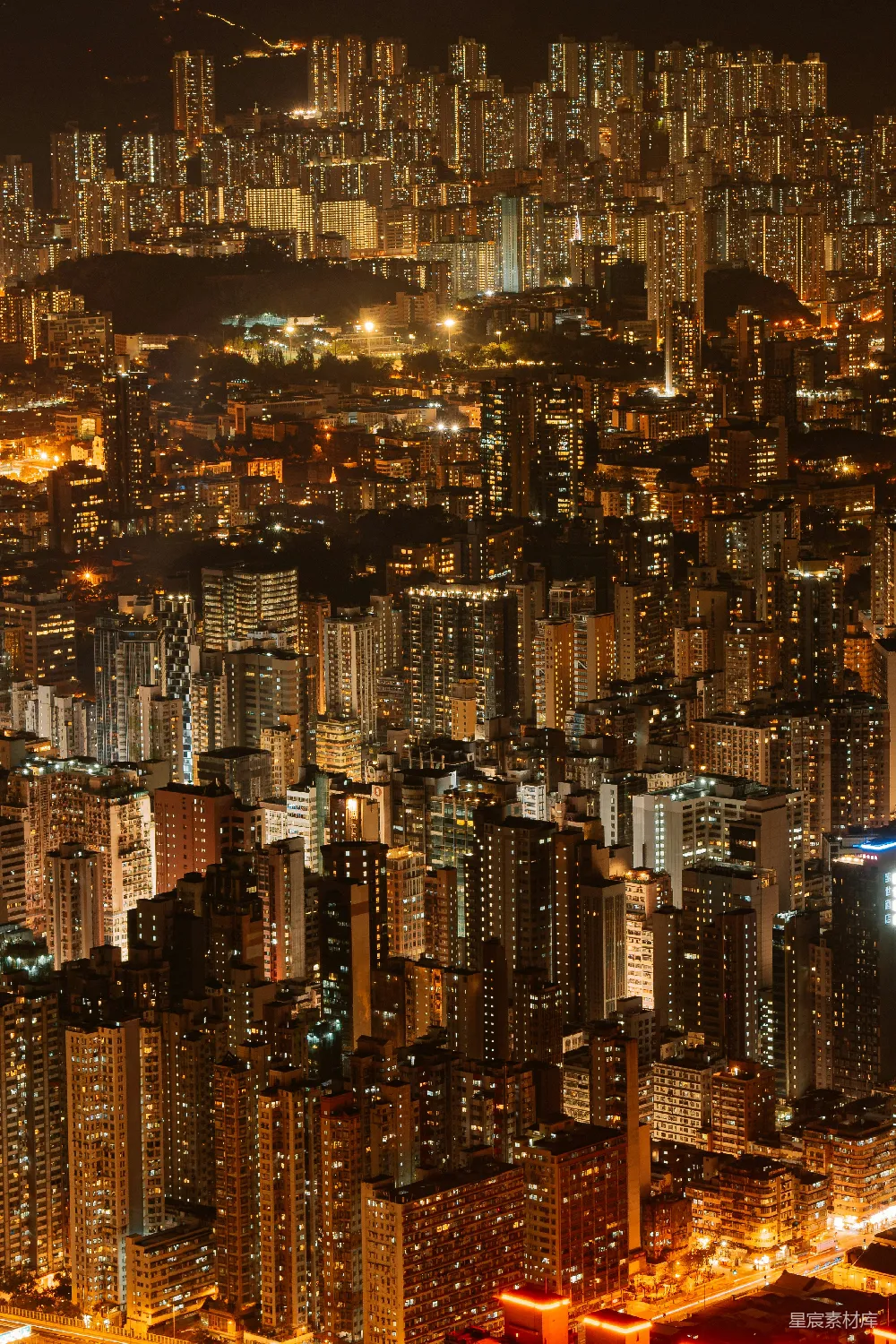 这张图片展示了一个繁华城市的夜景，众多高楼大厦在夜幕下灯火通明，形成了一幅生动的城市夜景图。灯光闪烁，高楼林立，给人一种繁华而又宁静的感觉。这张图片适合用于城市生活、都市风光、夜间摄影等场景，也能作为城市发展的象征，展示现代都市的活力与魅力