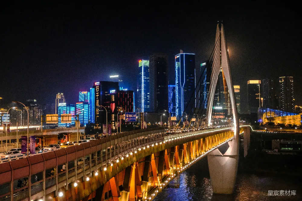 这张图片展示了重庆夜晚的美丽景象，一座现代化的桥梁横跨江面，桥上和桥下的灯光交相辉映，远处的高楼大厦灯火通明，构成了一幅繁华都市的夜景画面。