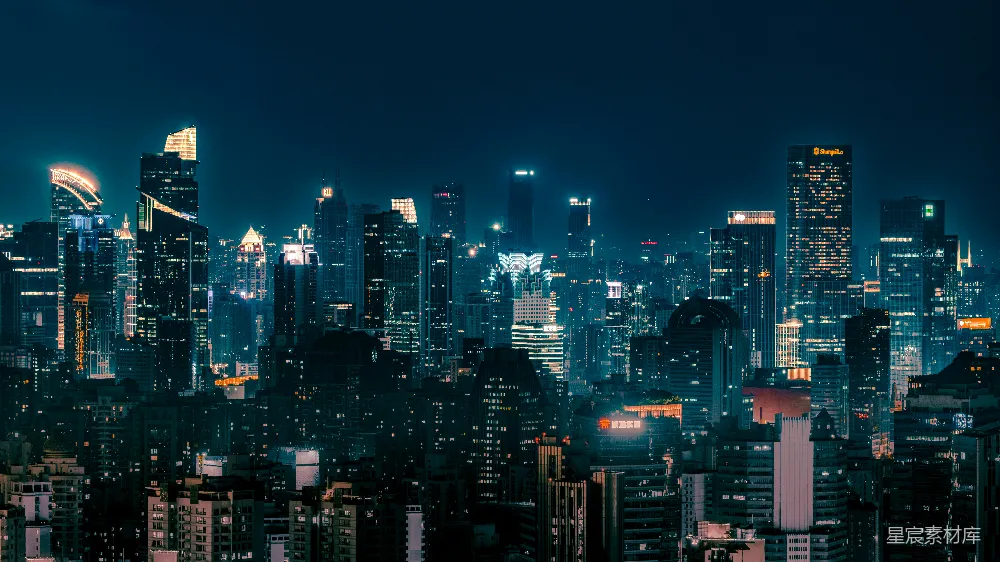 这张图片展示了夜幕下的城市景象，高楼大厦在灯光的点缀下显得格外壮观。灯光的色彩丰富，既有冷色调的蓝色和紫色，也有温暖的黄色和橙色，营造出一种现代都市的繁华与活力。适合用于城市风光、现代都市、夜景摄影等场景。