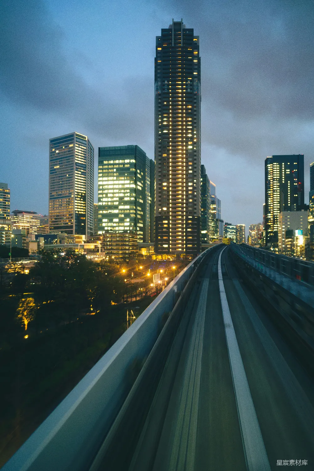 高清摄影 城市夜景 现代都市 交通 建筑 都市生活 都市夜景中的轨道列车