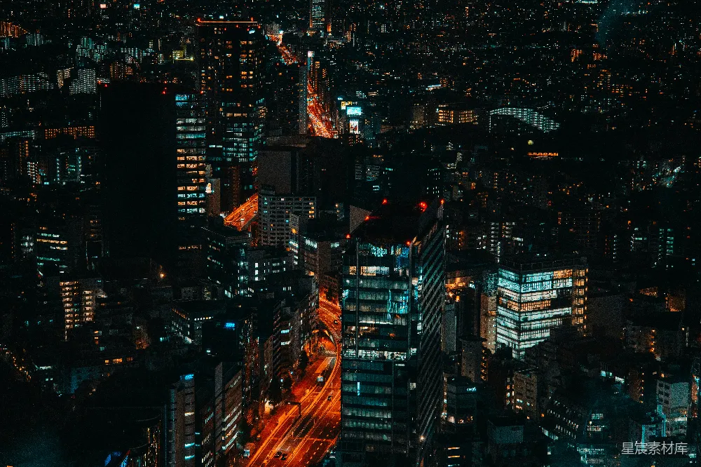 这张图片展示了夜晚的城市景象，高楼大厦错落有致，灯光璀璨，映衬出繁华的都市氛围。城市中的车流穿梭，灯光交织成一幅生动的夜景图，展现了现代都市的活力与魅力。