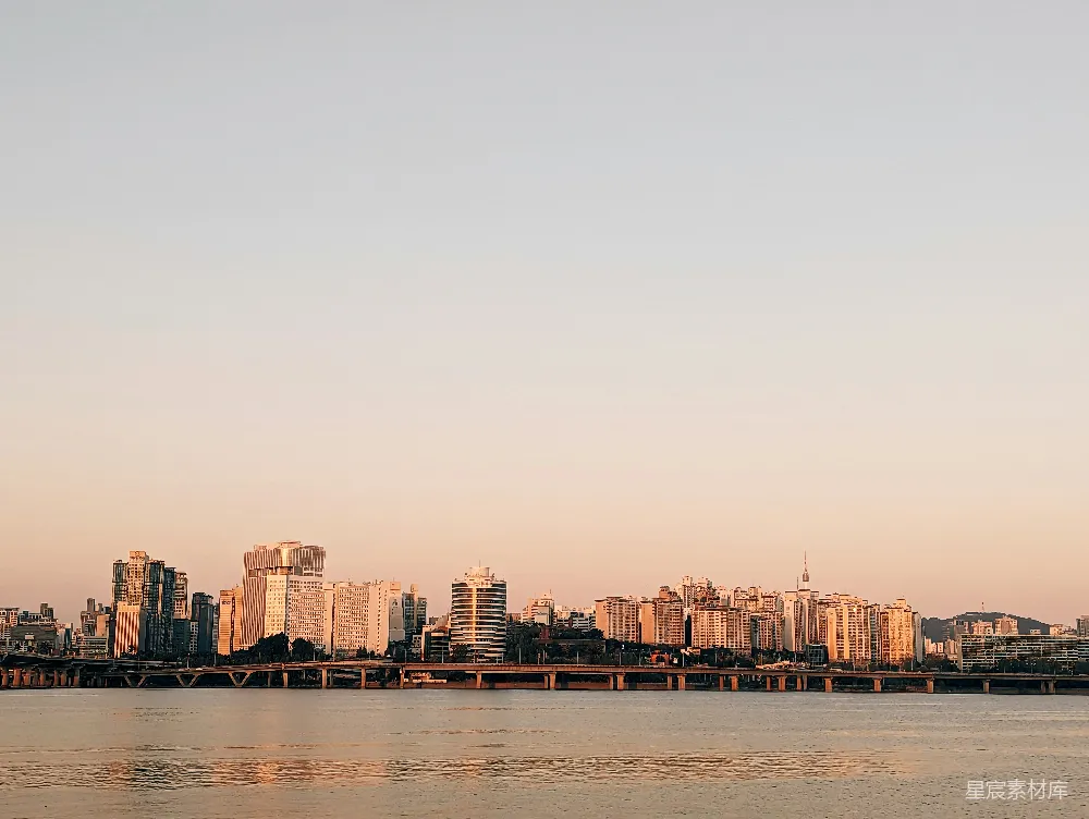 高清摄影 城市 建筑 黄昏 桥梁 天际线 黄昏时分的城市天际线