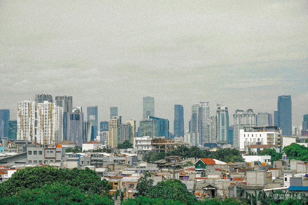高清摄影 城市 景观 对比 建筑 现代 城市景观：高楼与低矮建筑的对比