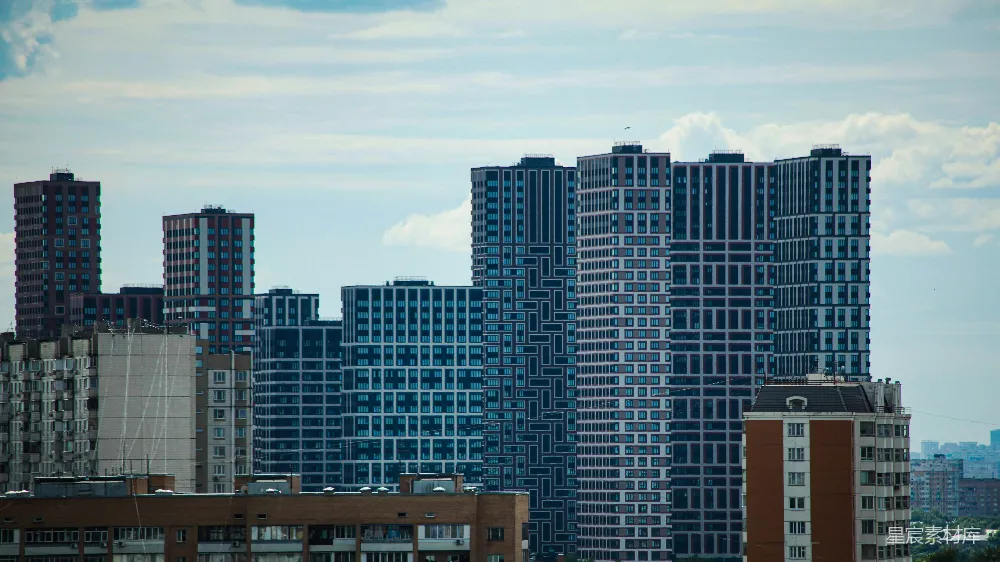 这张图片展示了城市中高楼大厦密集排列的景象。建筑风格现代，有的带有几何图案装饰，天空中飘着几朵白云，给人一种繁忙而有序的感觉。适合用于城市风光、建筑设计或现代生活主题的背景或素材。