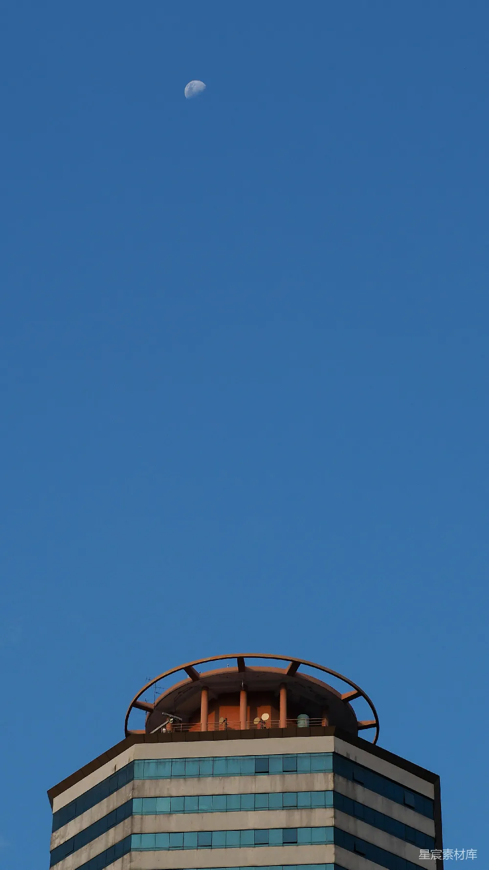 高清摄影 建筑 月亮 城市 晴空 自然 城市上空的明月