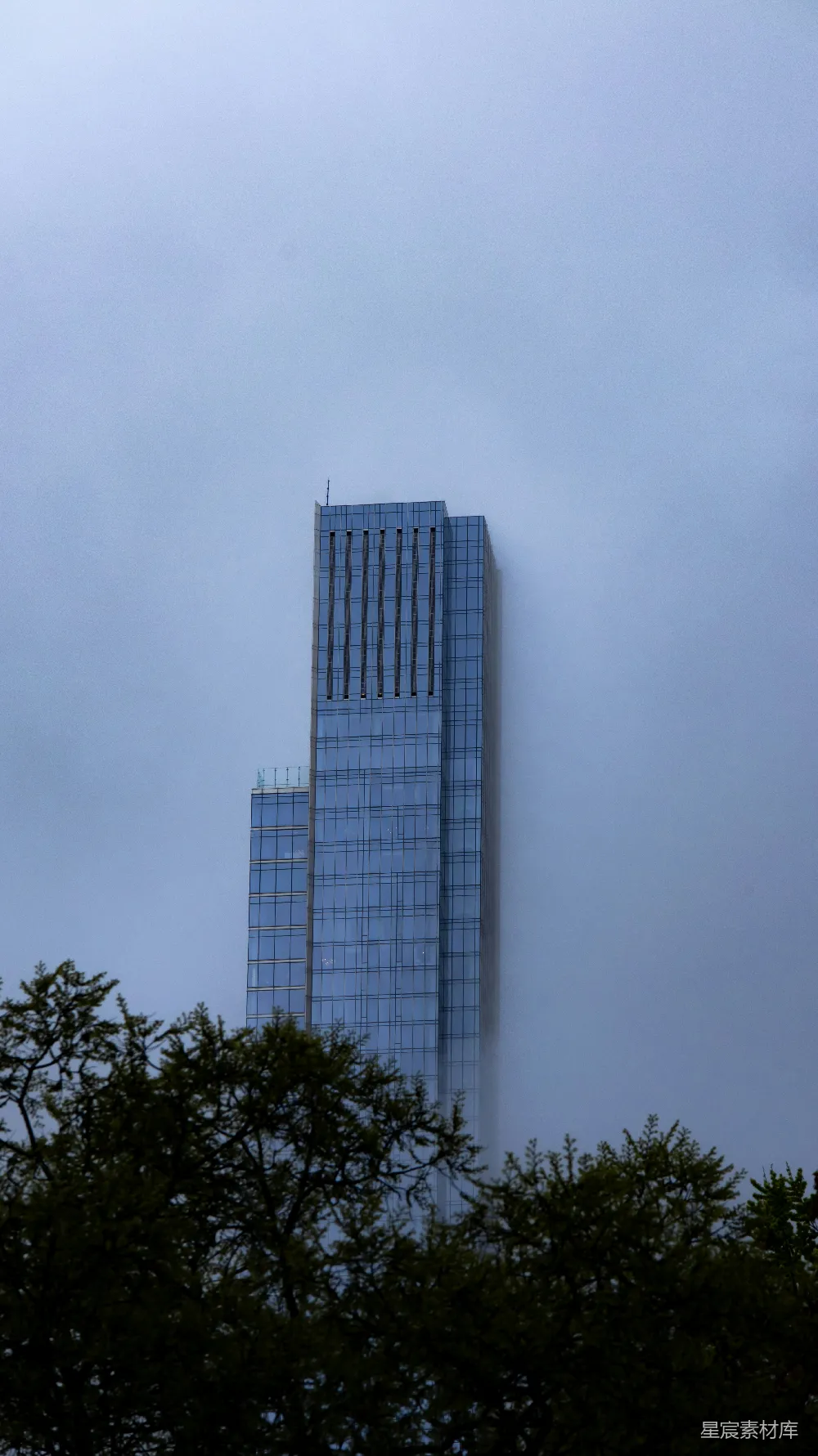 高清摄影 城市 现代建筑 天空 自然 都市 云中的摩天大楼