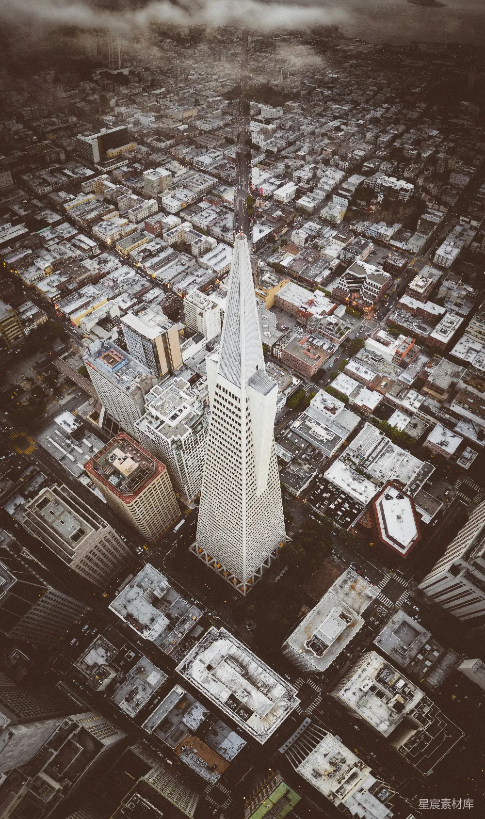 这张图片展示了摩天大楼从空中俯瞰城市的景象，画面中高楼大厦错落有致，背景是密集的城市建筑，给人一种宏大的视觉冲击。适合用于城市景观、建筑设计或现代都市生活主题的素材。
