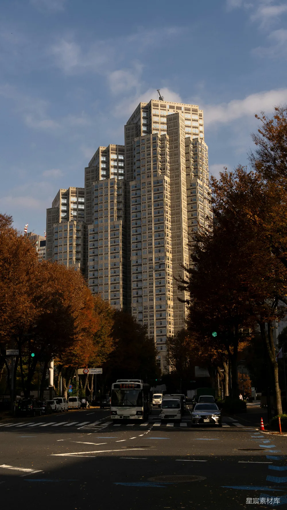 高清摄影 城市景观 秋天 高楼大厦 街道 交通 秋日城市的高耸建筑