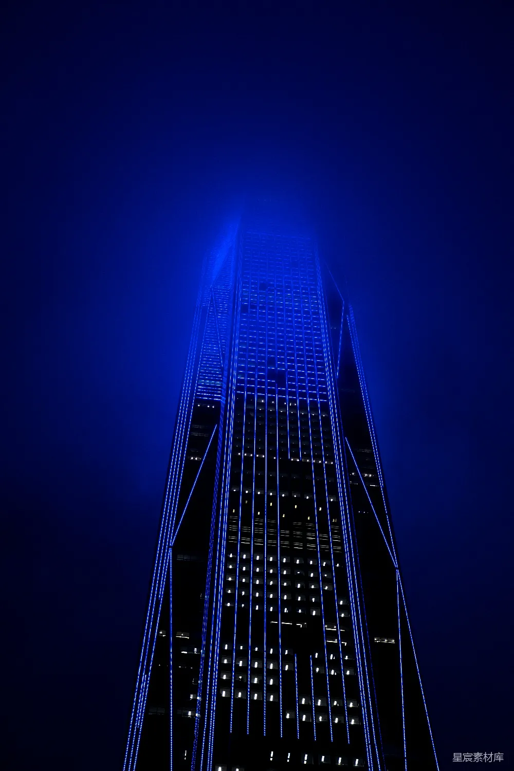 高清摄影 摩天大楼 夜景 城市景观 现代建筑 灯光效果 蓝色光束照亮的摩天大楼