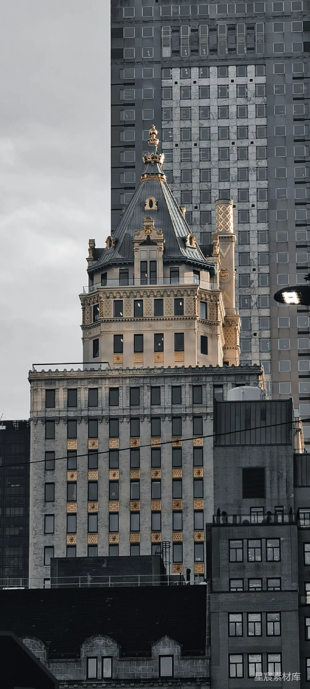 高清摄影 摩天大楼 复古建筑 城市景观 现代都市 建筑美学 摩天大楼的复古与现代交织