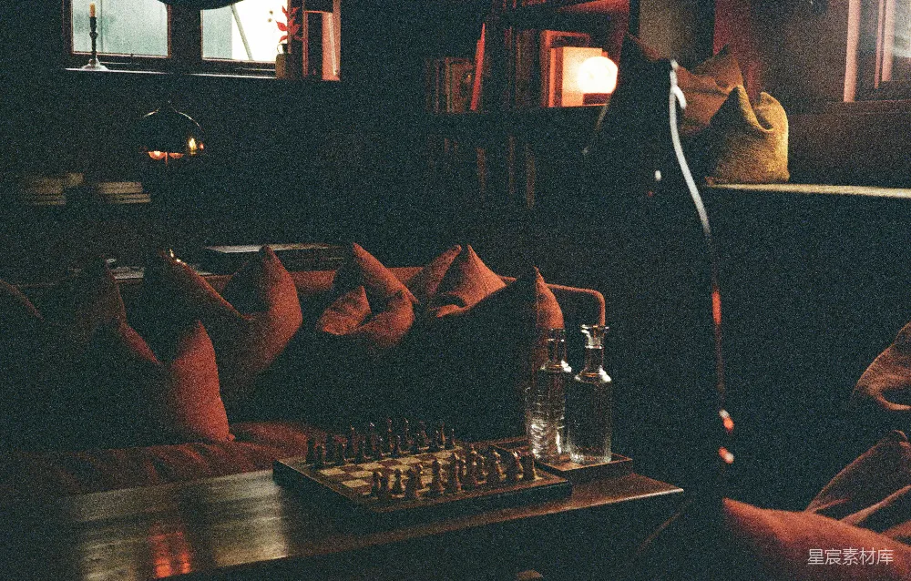 高清摄影 棋盘 昏暗 室内 休闲 休闲时光 棋盘上的夜晚