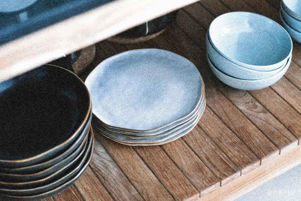 高清摄影 陶瓷 餐具 木桌 现代简约 家居装饰 优雅陶瓷餐具摆放在木桌