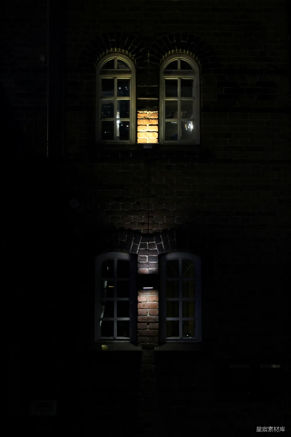 高清摄影 夜景 建筑 砖墙 窗户 光影 夜幕下的砖墙窗户