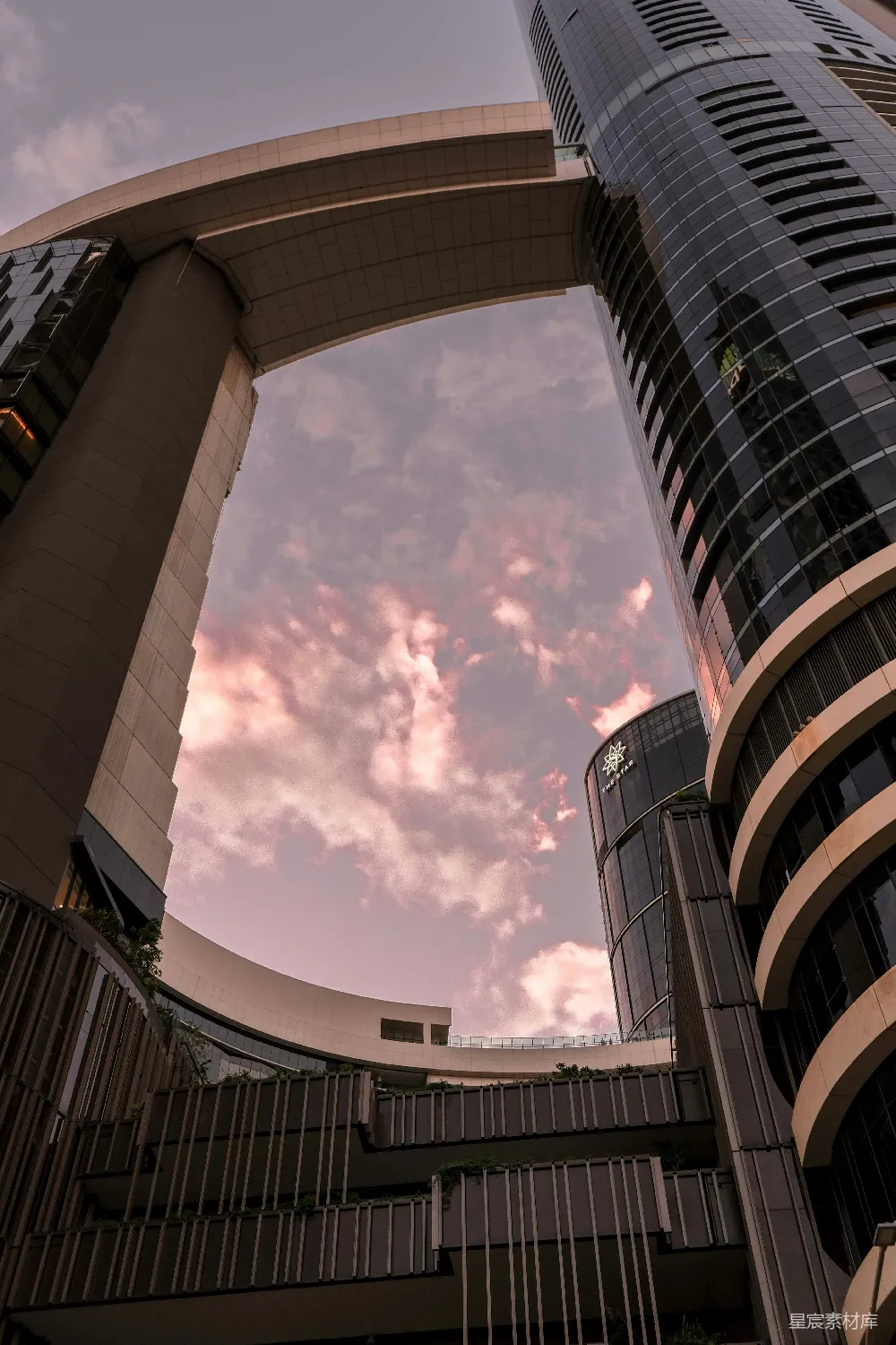 高清摄影  现代建筑在夕阳下的天桥