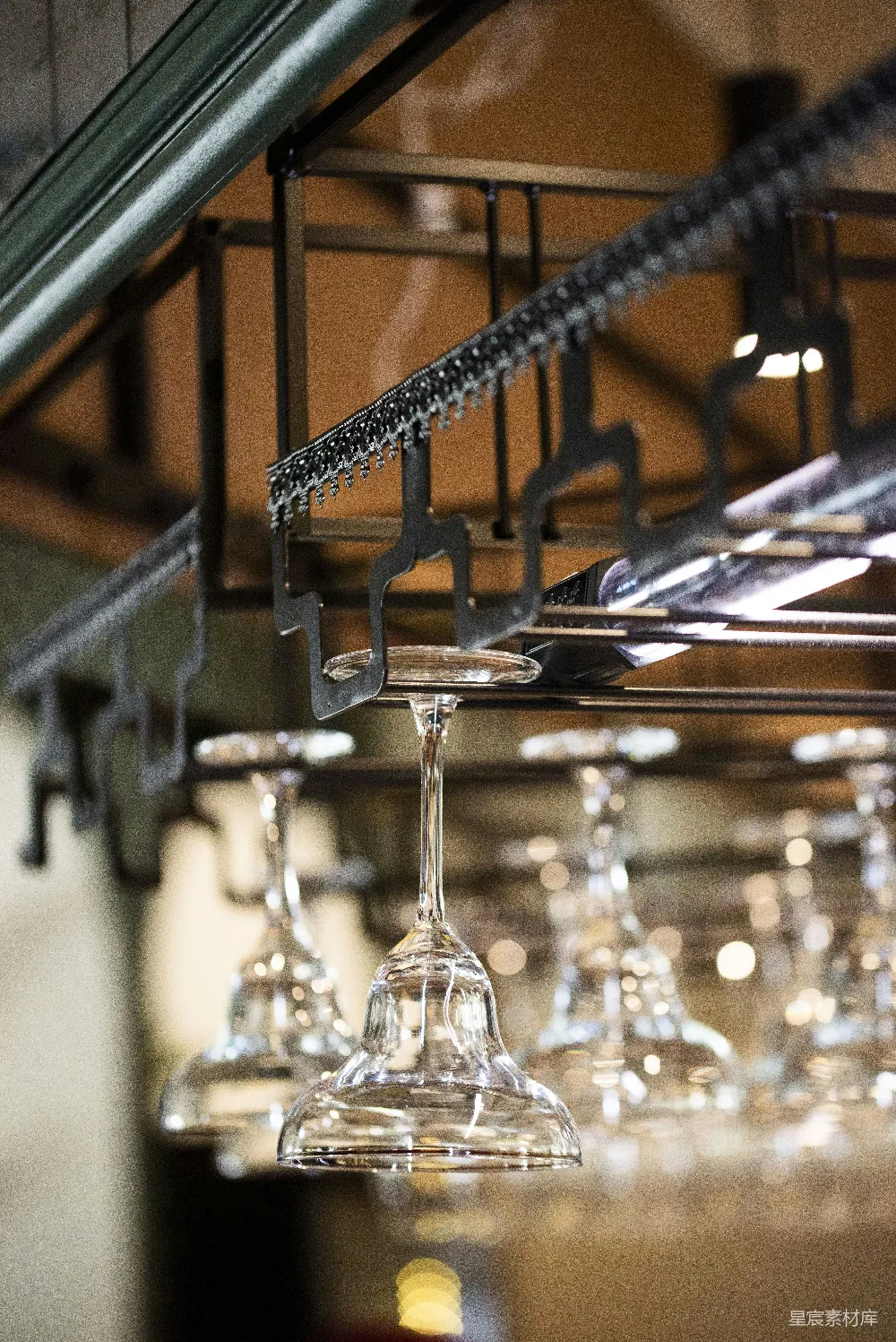 高清摄影 酒杯 铁艺 悬挂 复古 酒吧 悬挂的酒杯与复古铁艺