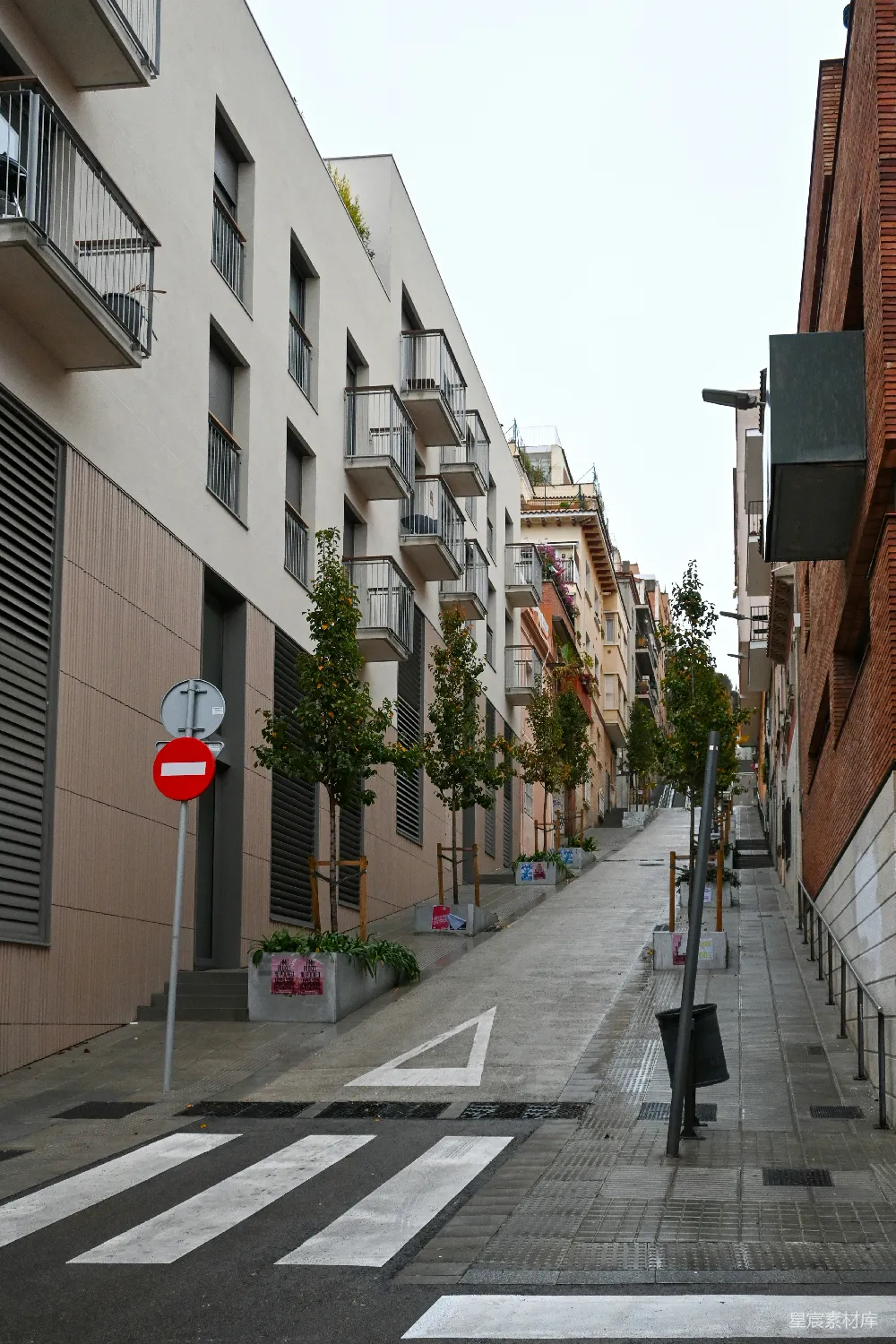 高清摄影 城市街道 现代建筑 行人通道 交通标志 都市生活 现代城市街道视角