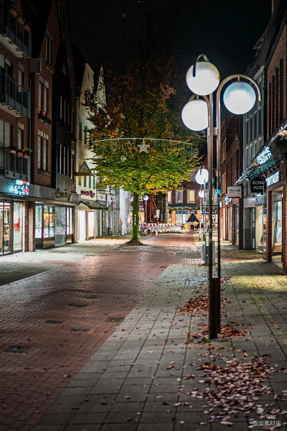 高清摄影 夜晚 街道 城市 秋天 灯光 夜色中的宁静街道