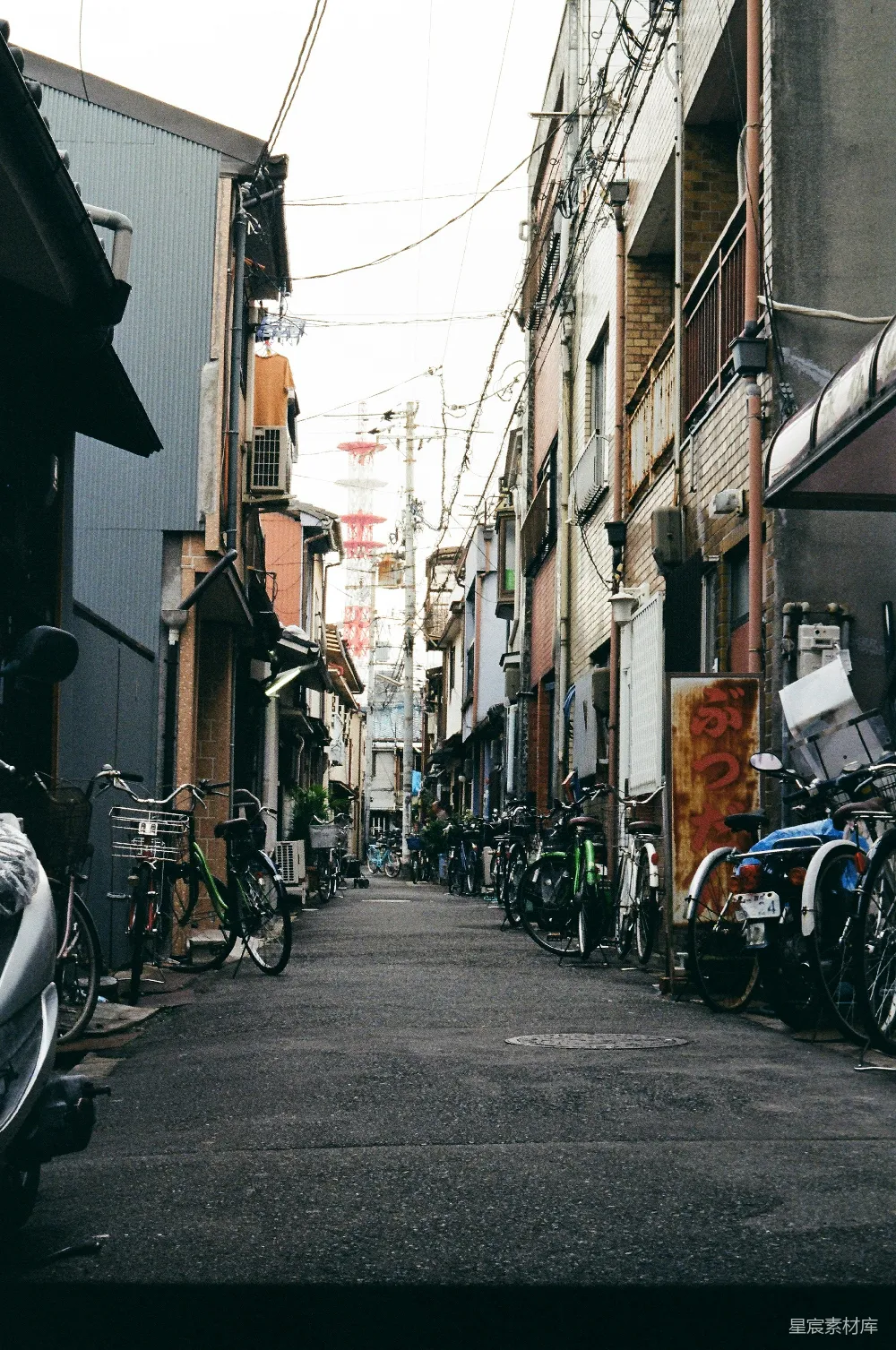 高清摄影 东京 巷弄 自行车 城市生活 日本 狭窄的东京巷弄