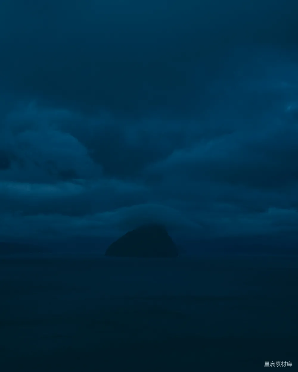 高清摄影 夜景 孤岛 宁静 黑暗 自然 夜幕下的孤岛