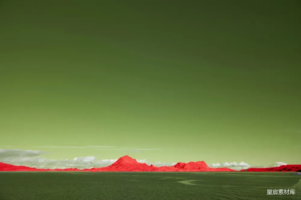这张图片展示了一片独特的自然景观，地面和天空都呈现出浓郁的绿色调，而远处的山脉则被描绘成醒目的红色。这种强烈的色彩对比和不寻常的色彩搭配赋予了这幅图像一种未来主义和超现实的风格，适合用于艺术作品、创意广告或未来主义主题的演示。