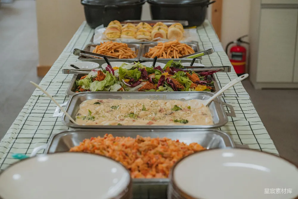 高清摄影 自助餐 美食 宴会 餐点 餐桌 各式各样的菜肴和沙拉的自助餐台