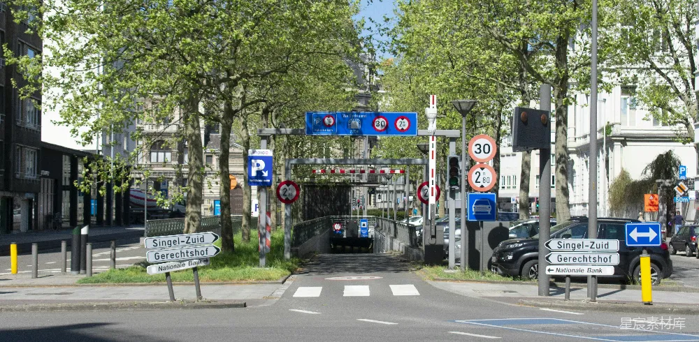 高清摄影 荷兰 城市 交通 标志牌 街道 街道上立着一块路牌。