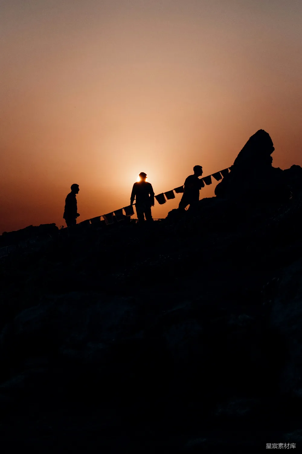 高清摄影 夕阳下人们站在岩石形成的轮廓身影