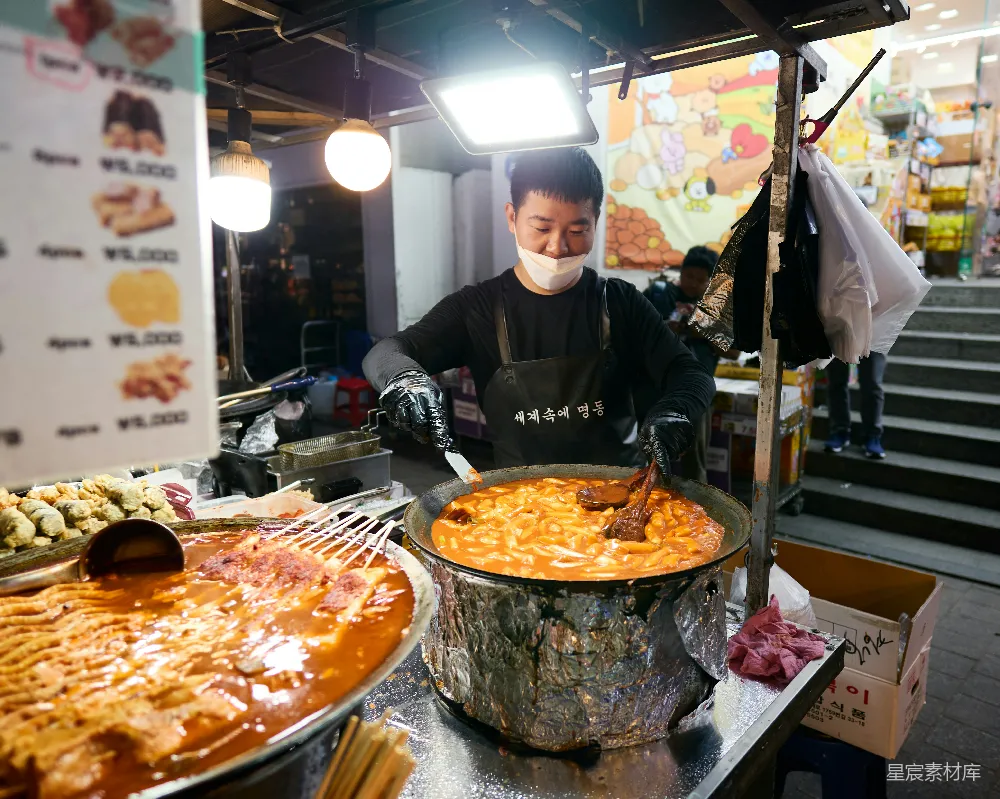 高清摄影  一个戴口罩的男人站在自助餐前